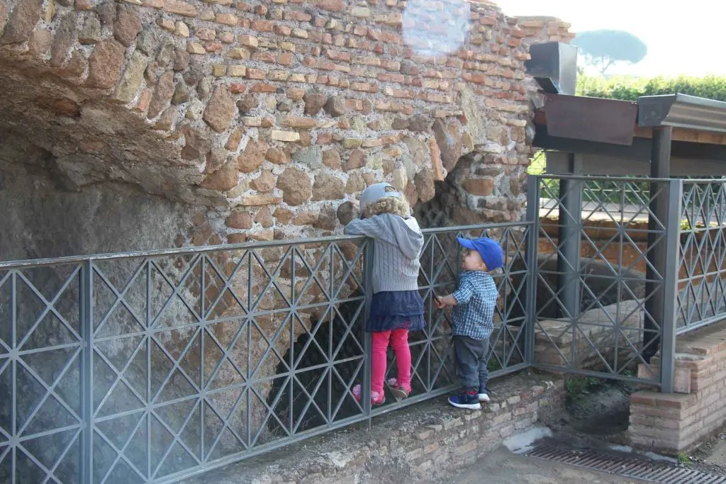 Palantine Hill is a Rome park near the Roman Forum