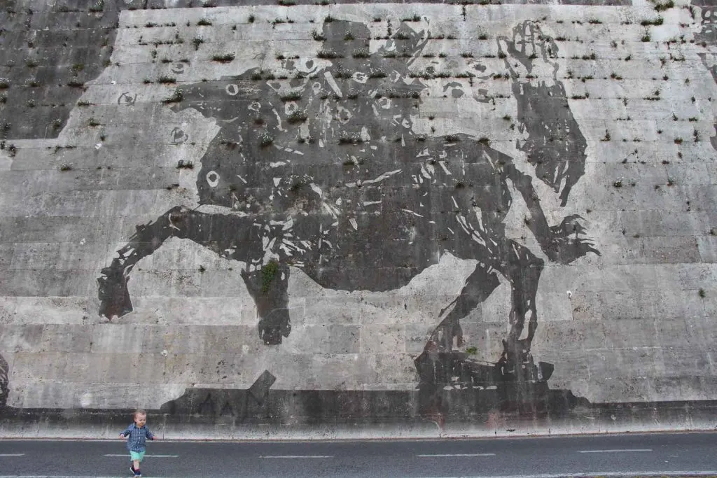 Looking for a kid-friendly easy walk in Rome? The Tiber River walkway has many interesting things to discover
