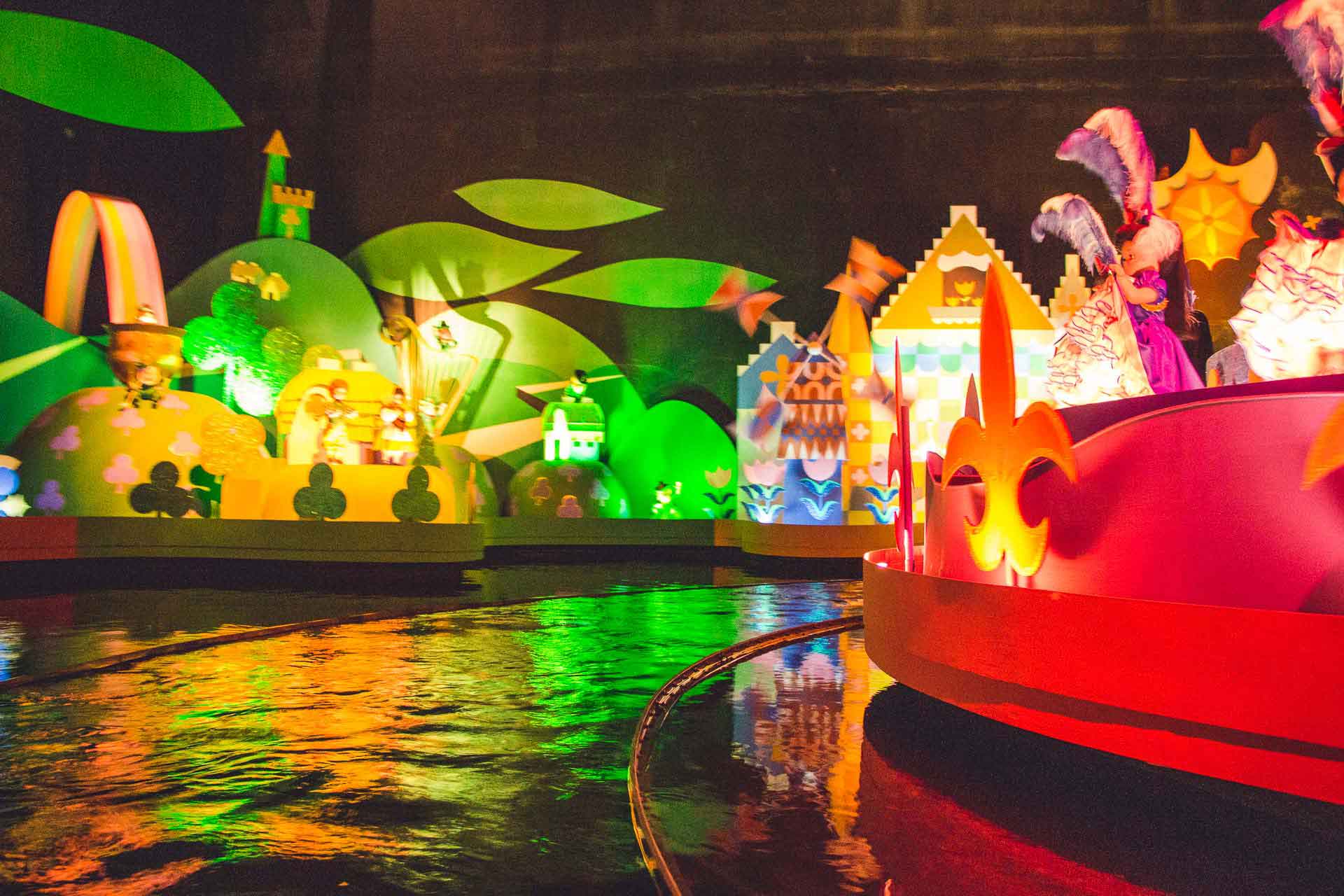 Disney Magic Kingdom FastPass strategy tips - arrive at the theme park shortly after opening to avoid long ride line-ups. Save you FastPass selections for later in the day