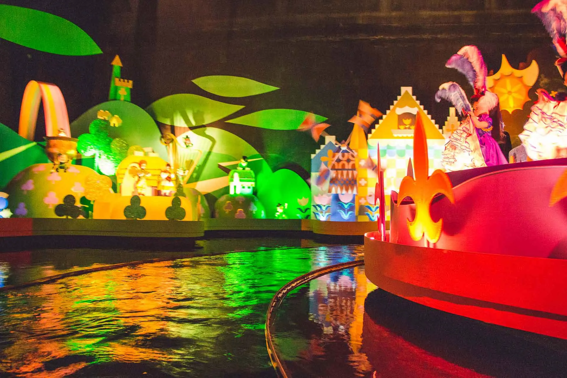 Disney Magic Kingdom FastPass strategy tips - arrive at the theme park shortly after opening to avoid long ride line-ups. Save you FastPass selections for later in the day