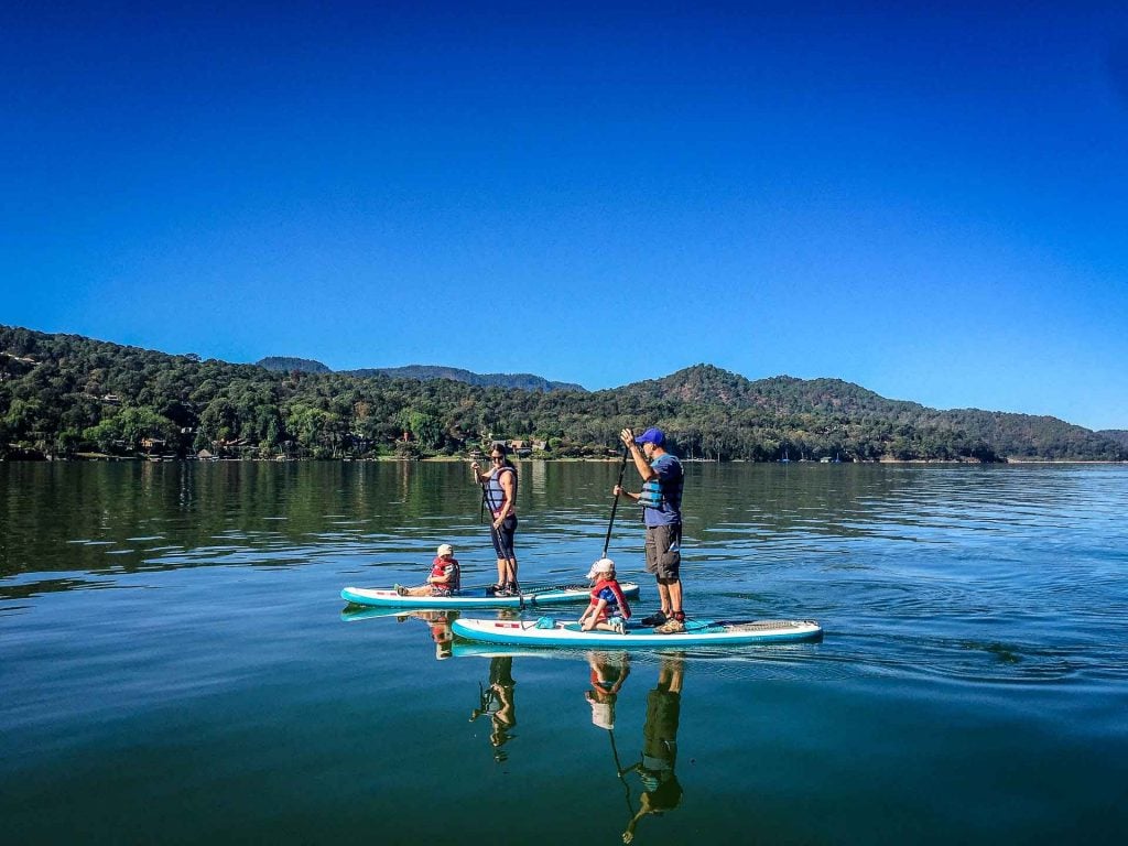 Stand Up Paddleboarding in Valle de Bravo with kids