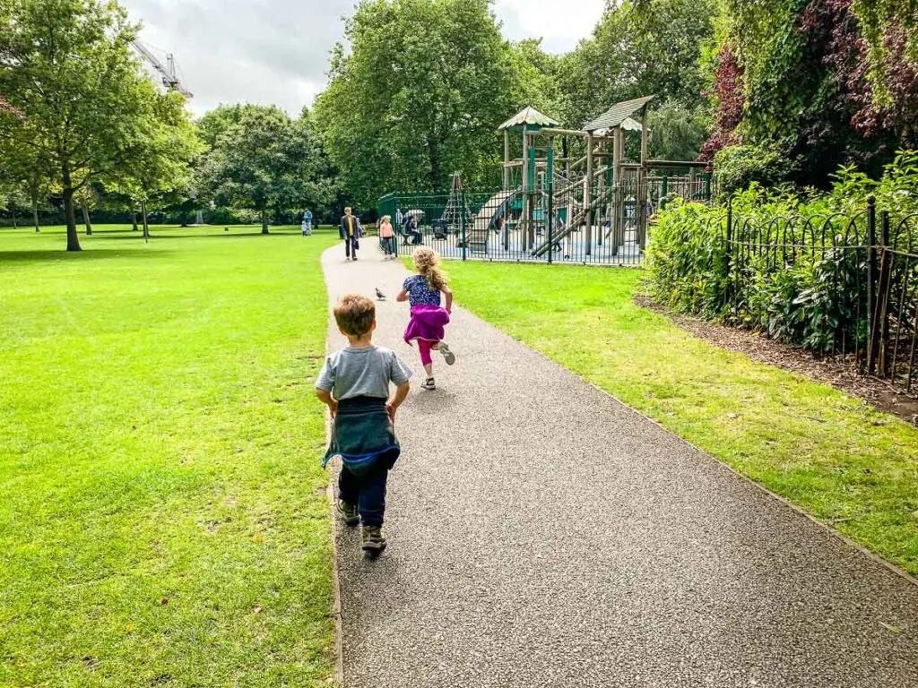 image of two kids running in St. Stephen's Green in Dublin Ireland