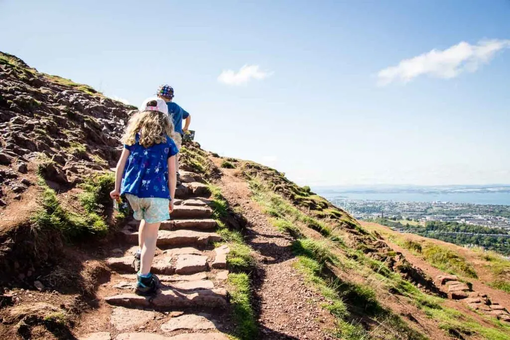 image of kids hiking up to Arthur's Seat in Edinburgh