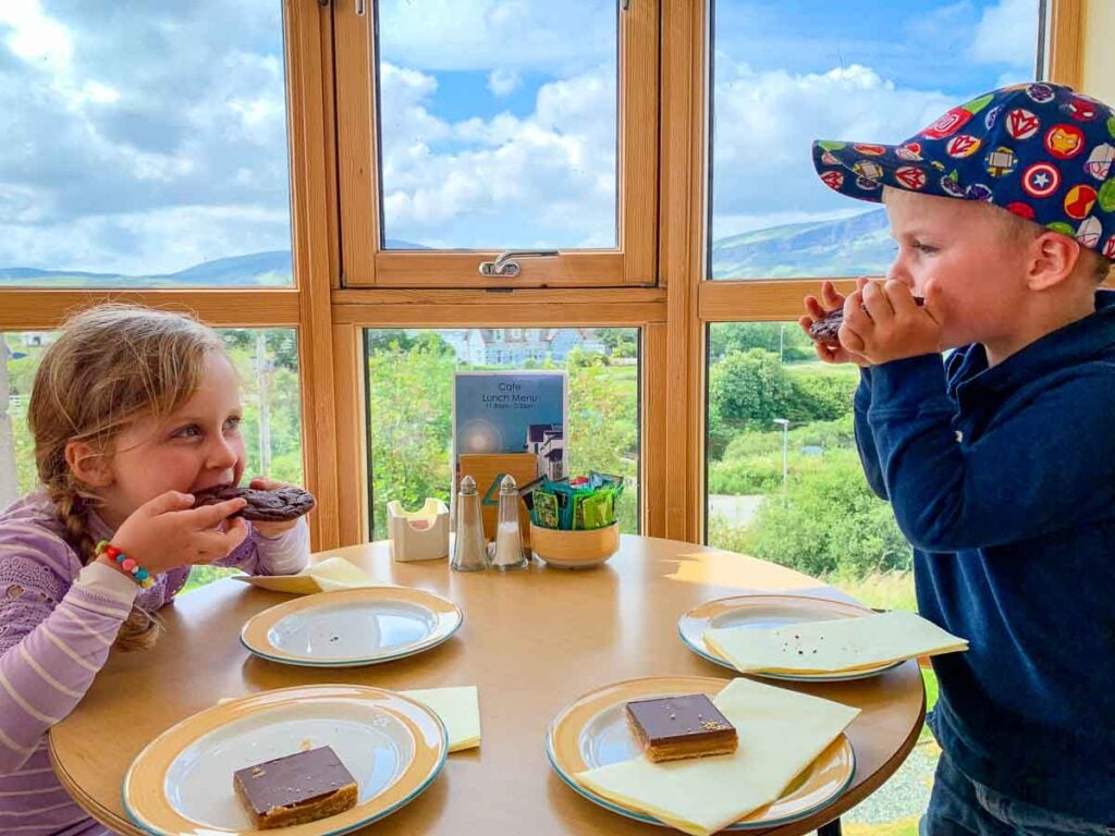 image of kids eating in Columba 1400 - Staffin