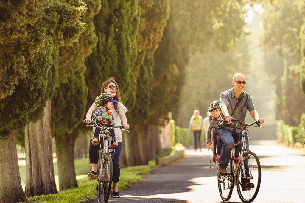 Correr en bicicleta por la Vía Apia fue una de nuestras cosas favoritas para hacer en Roma con niños