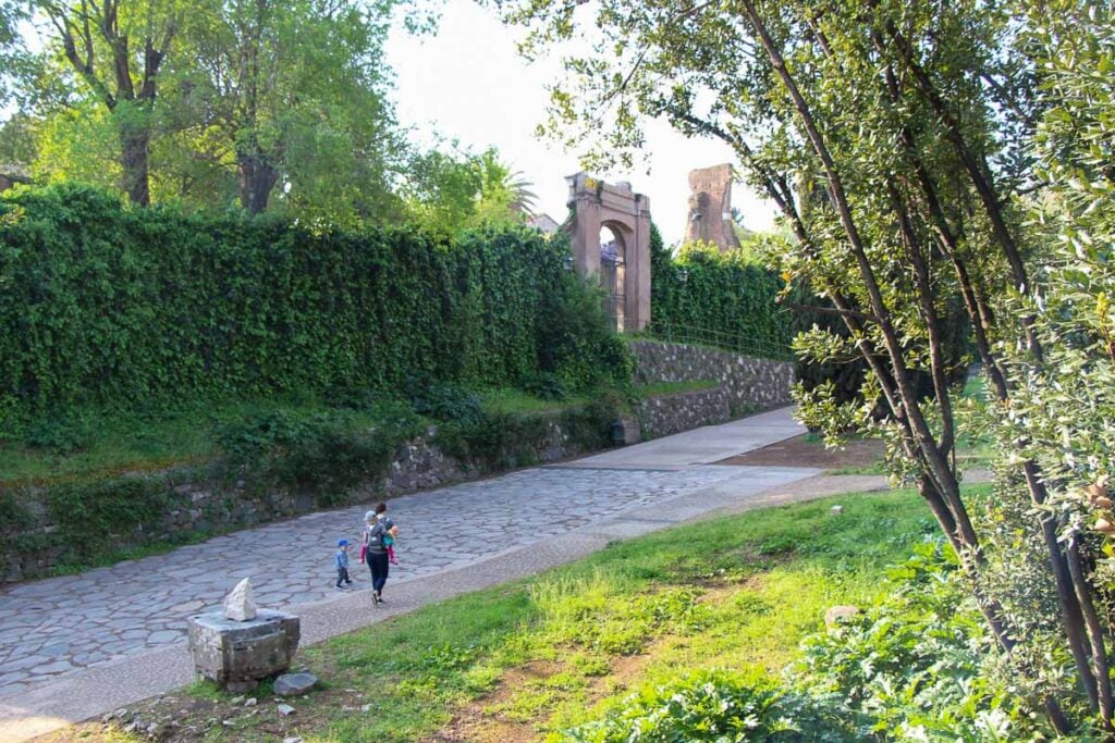 Palatinska kullen, bredvid Forum Romanum, är en bra plats för en lätt promenad i Rom med småbarn