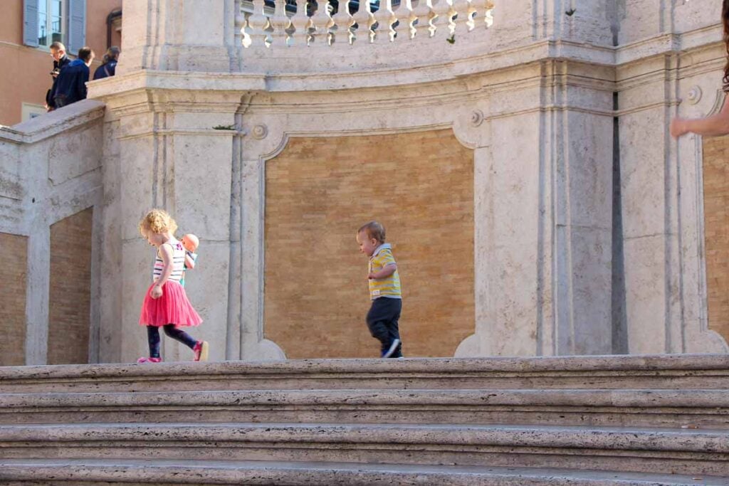 Wenn man früh ankommt, ist die Spanische Treppe eine tolle Sache, die man mit Kindern in Rom machen kann 