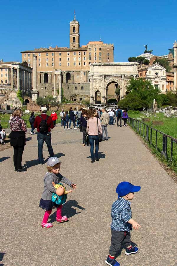 Un itinerario di 7 giorni a Roma con bambini deve includere una visita al Foro Romano, ma i bambini probabilmente non si divertiranno. Portateli al Palatino dopo per alcune cose divertenti da fare