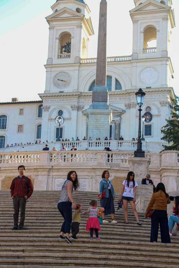 Ein Besuch der Spanischen Treppe in Rom mit Kindern ist am frühen Morgen viel besser