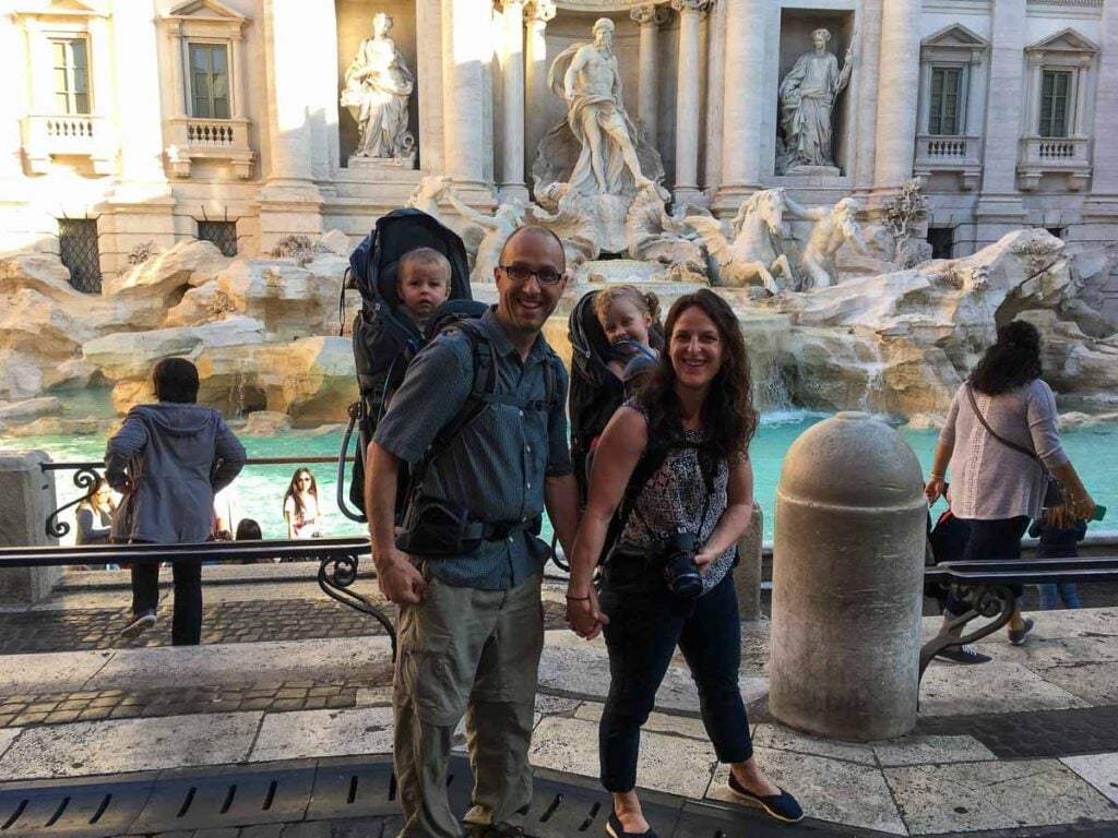 Andare alla Fontana di Trevi con i bambini presto per avere la possibilità di una buona foto di famiglia