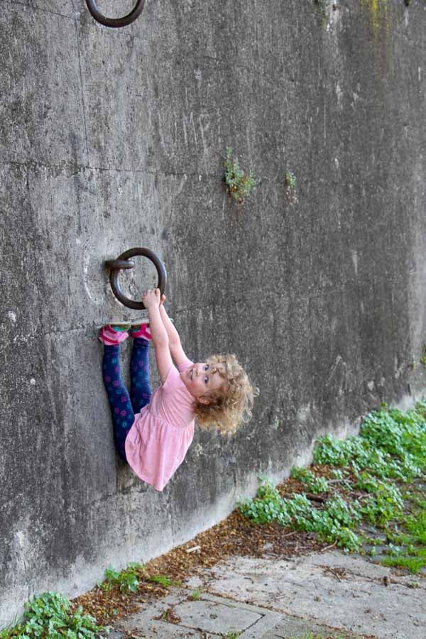 I bambini a Roma possono divertirsi ovunque - come questo anello d'acciaio lungo la passeggiata del Tevere