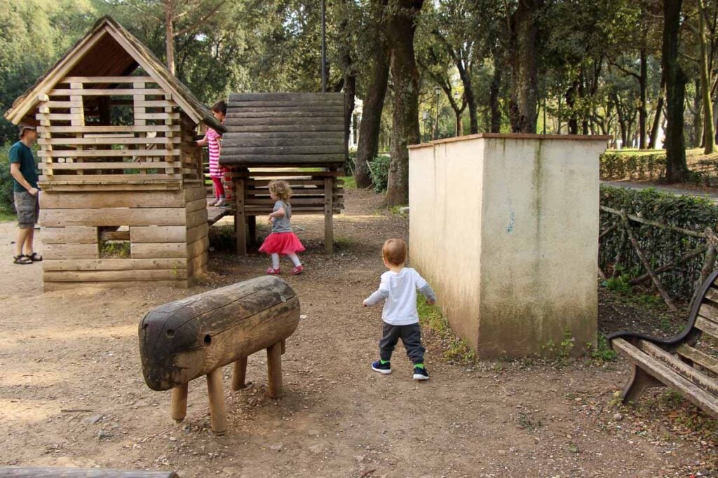 Ein lustiger Spielplatz in Rom in den Villa Borghese Gärten