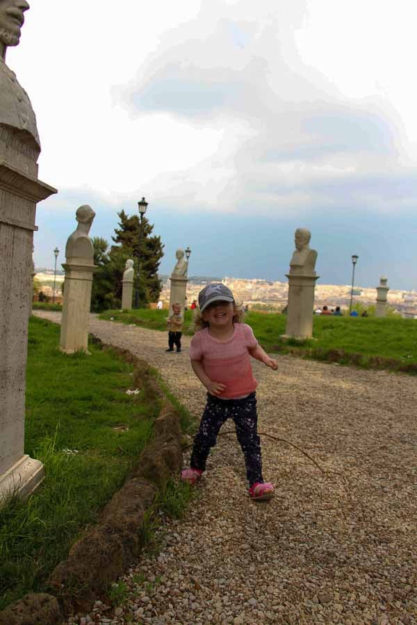 Nuestro itinerario de Roma con niños incluía algunas actividades físicas para mantener a los niños contentos, como el paseo por la colina del Janículo