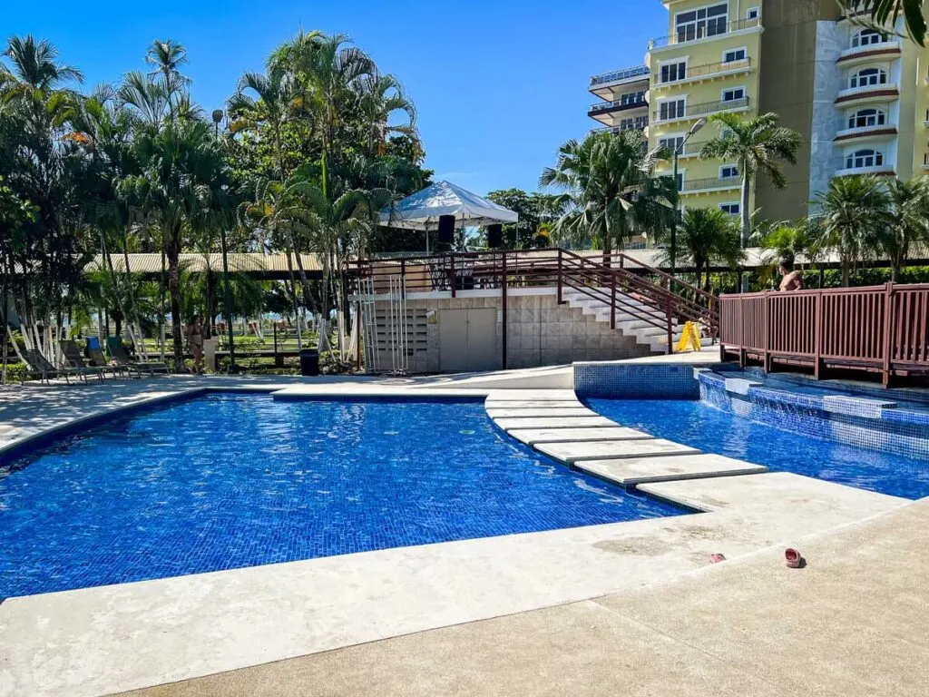 the Best Western Jaco Beach resort has a shallow wading pool for small kids to enjoy